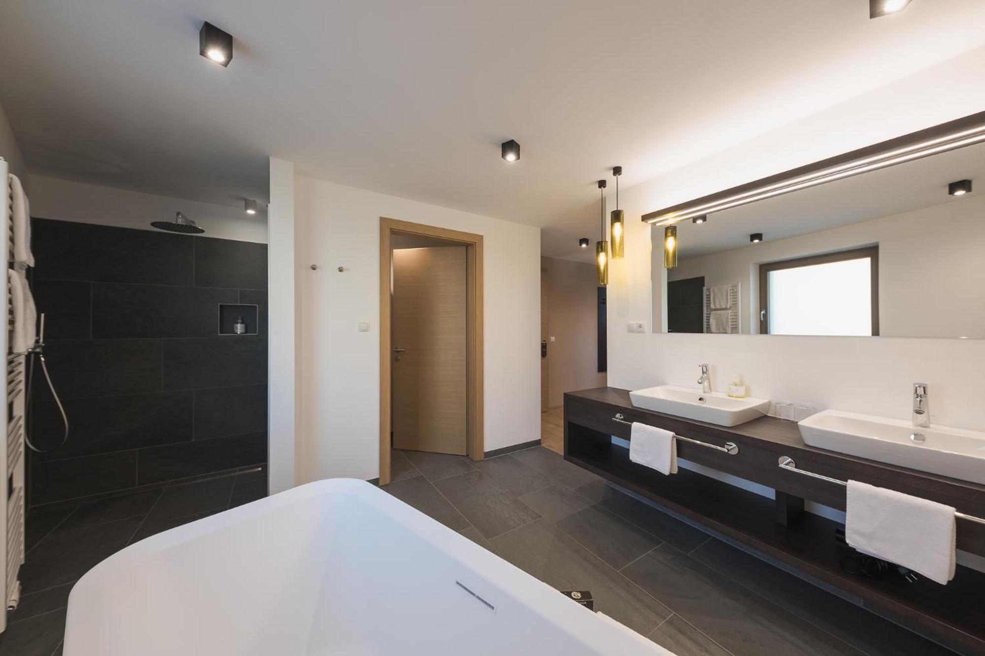Oliven- & Genusshotel Hirzer 4*